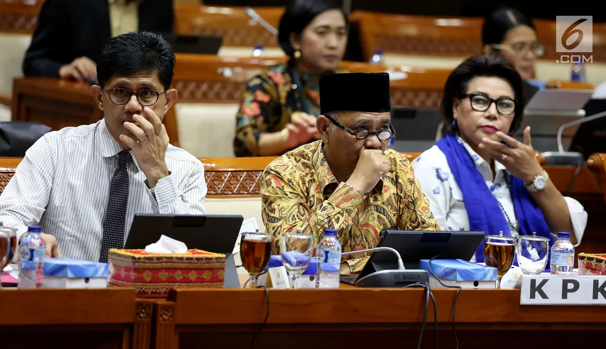 Ketua dan Wakil Ketua KPK, Agus Rahardjo dan Laode M Syarif mendengarkan pertanyaan Komisi III dalam rapat dengar pendapat (RDP) lanjutan di gedung DPR, Senayan, Jakarta, Selasa (26/9). Rapat itu membahas evaluasi kinerja KPK. (Liputan6.com/Johan Tallo)