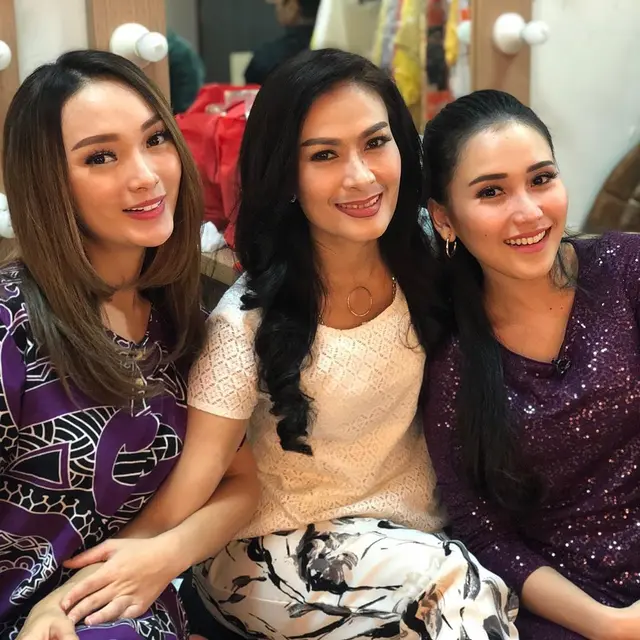6 Potret Kedekatan Iis Dahlia dan Ayu Ting Ting, Bak Saudara Kandung