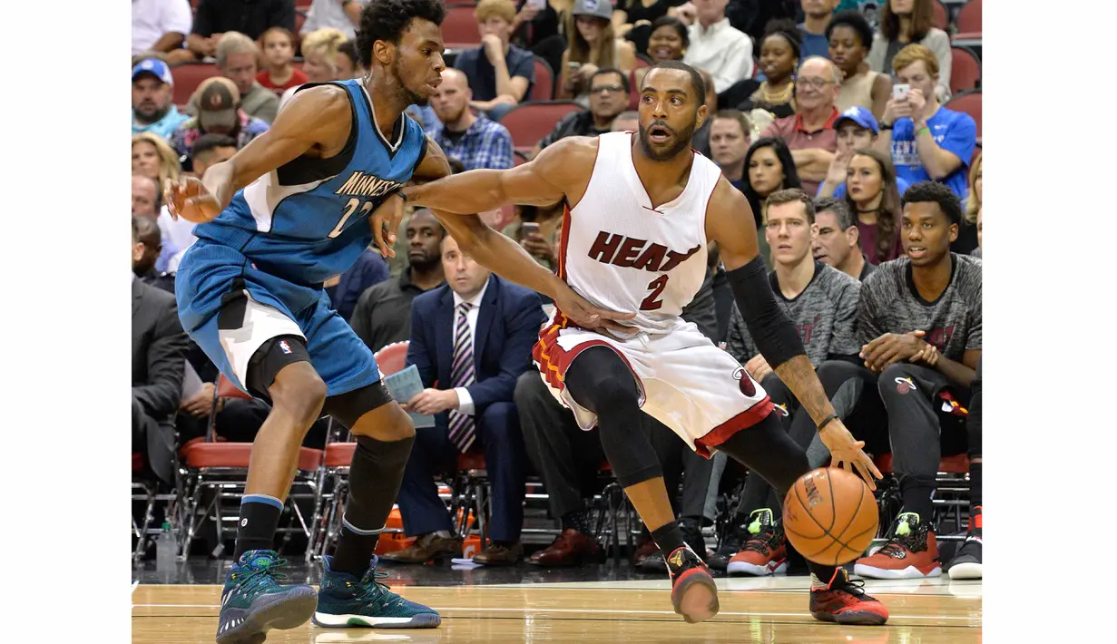 Aksi pemain Miami Heat, Wayne Ellington #2 berusaha melewati hadangan pemain Minnesota Timberwolves, Andrew Wiggins #22 pada laga NBA preseason basketball game di Louisville, (15/10/2016). (AP/Timothy D. Easley)