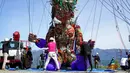 Pekerja mengatur boneka raksasa MOCCO saat sesi latihan khusus di Takamori, Prefektur Nagano, Jepang, Jumat (23/4/2021). Penyelenggara Olimpiade Tokyo menciptakan boneka setinggi sekitar 10 meter untuk melambangkan semangat masyarakat yang terdampak gempa dan tsunami 2011 lalu. (AP Photo/Koji Ueda)
