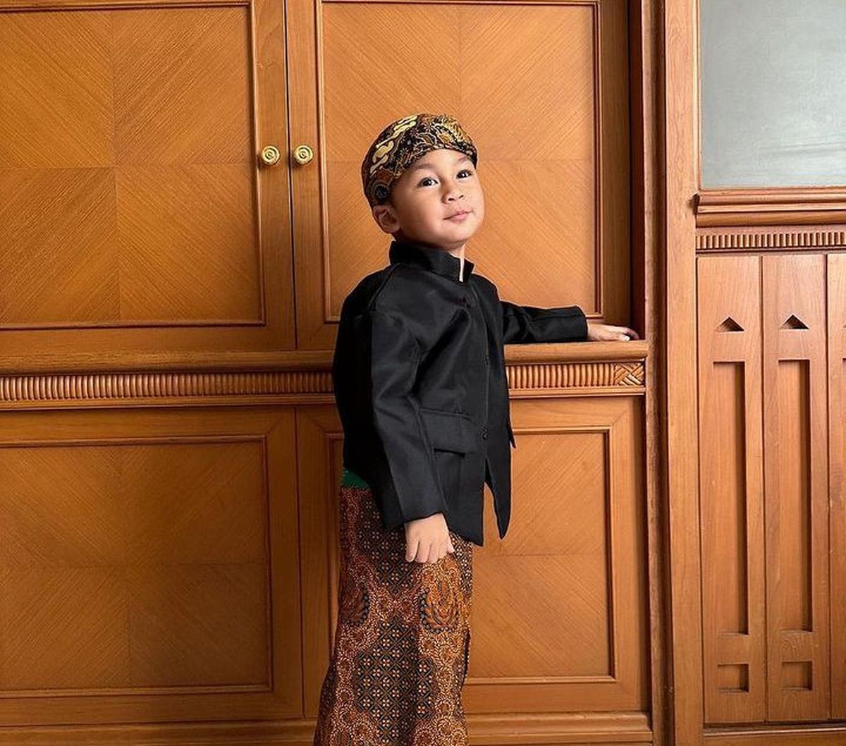 "Model Cilik Internasional siap terima Gelar Kehormatan," tulis Baim Wong di akun Instagram pribadinya.