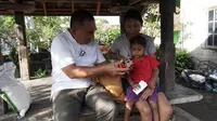 Bupati Tamba mengunjungi anak asuhnya yang tinggal di Banjar Pangkung Buluh dan Banjar Peh desa Kaliakah sedangkan ditempat terpisah, Wabup Ipat juga mengunjungi anak asuhnya yang tinggal di Banjar Kepuh, desa Mendoyo Dauh Tukad, Jumat (1/3/2024).