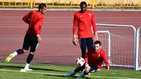 Kiper Prancis, Alphonse Areola (kiri) bersama Steve Mandanda (tengah) dan Hugo Lloris (kanan) saat sesi latihan resmi jelang melawan Argentina dalam babak 16 besar Piala Dunia 2018 di Centralny Stadium di Kazan, Rusia, Jumat (29/6). (SAEED KHAN/AFP)
