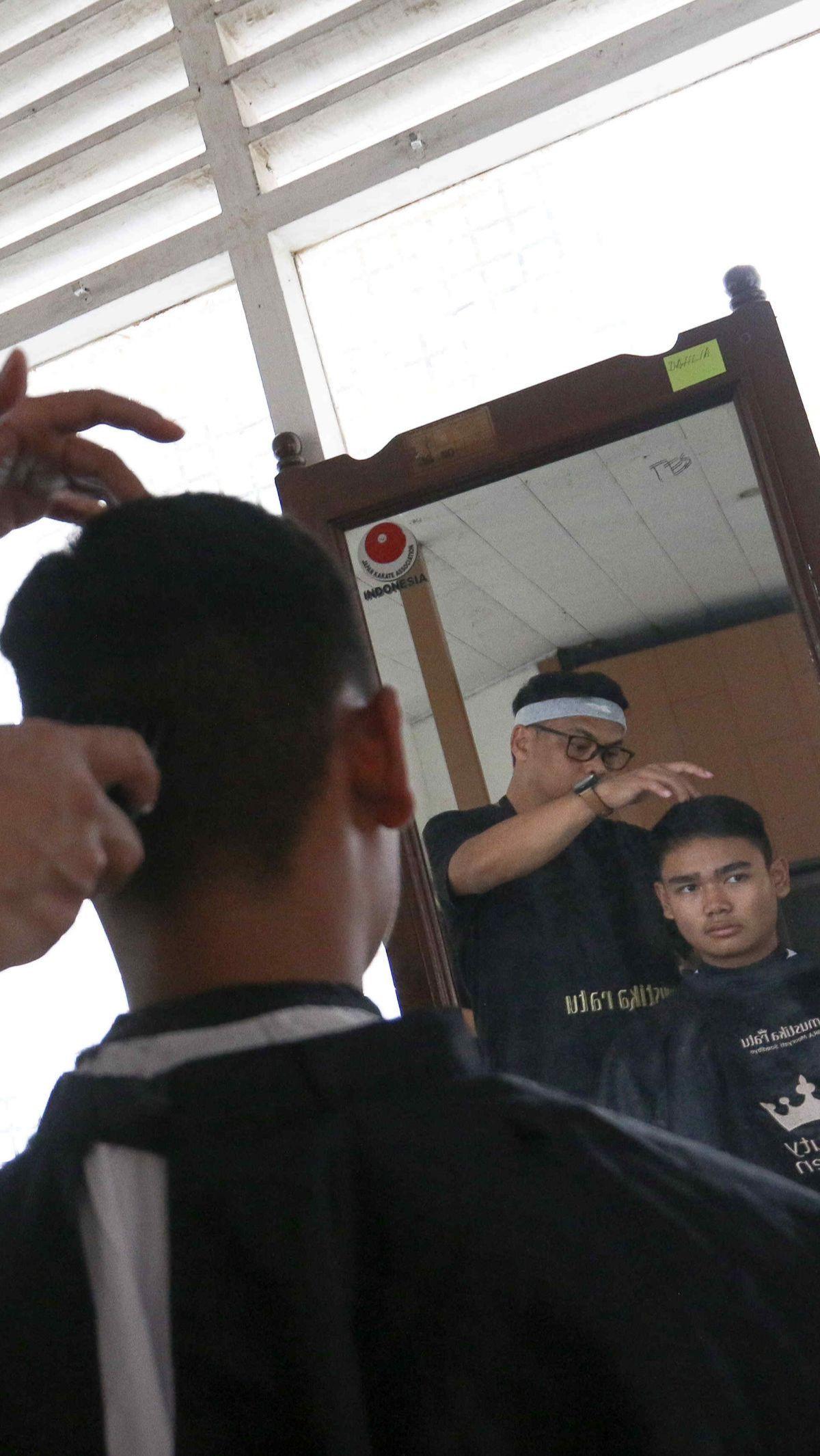 Di sela latihan tersebut, para calon anggota Paskibraka ini juga mengikuti prosesi potong rambut.&nbsp;Foto: Liputan6.com/Herman Zakharia