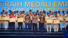 Kapolri Jenderal Listyo Sigit Prabowo memberikan apresiasi atau reward kepada seluruh atlet Polri yang meraih prestasi di ajang Sea Games tahun 2025. (Dok. Humas Polri)