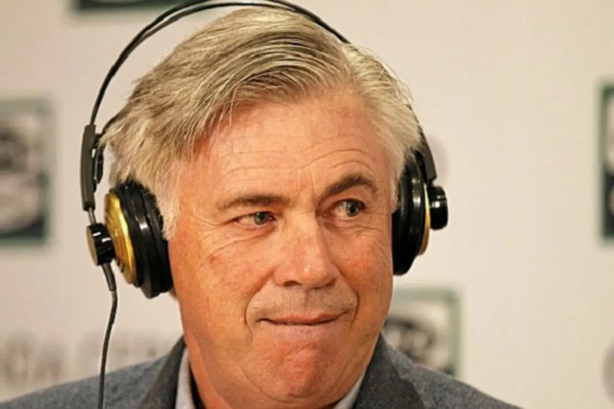 Carlo Ancelotti wawancara dengan stasiun radio lokal. (sumber foto: Marca)