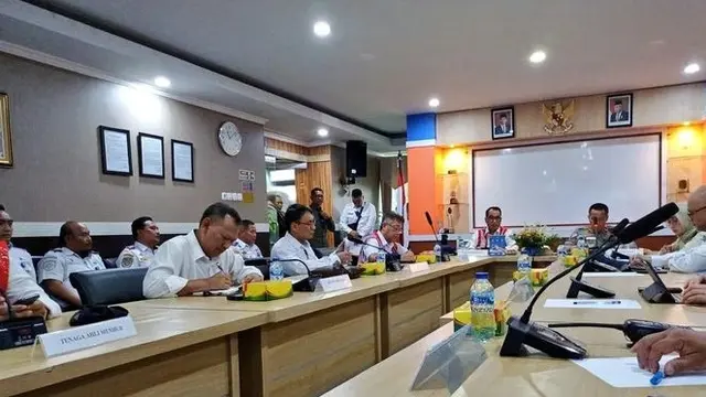 Menhub RI lakukan Rpat Koordinasi dengan stike holder setelh melakukan peninjauan pelabuhan Ketapang Banyuwangi Jelang Angkutan Nataru 2024 (Istimewa)