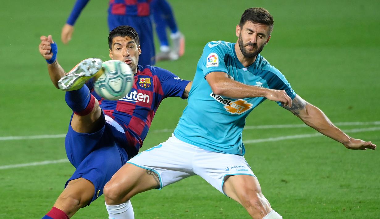 Striker Barcelona, Luis Suarez, berebut bola dengan bek Osasuna, Raul Navas, pada laga lanjutan La Liga pekan ke-37 di Camp Nou, Jumat (17/7/2020) dini hari WIB. Barcelona kalah 1-2 atas Osasuna. (AFP/Lluis Gene)