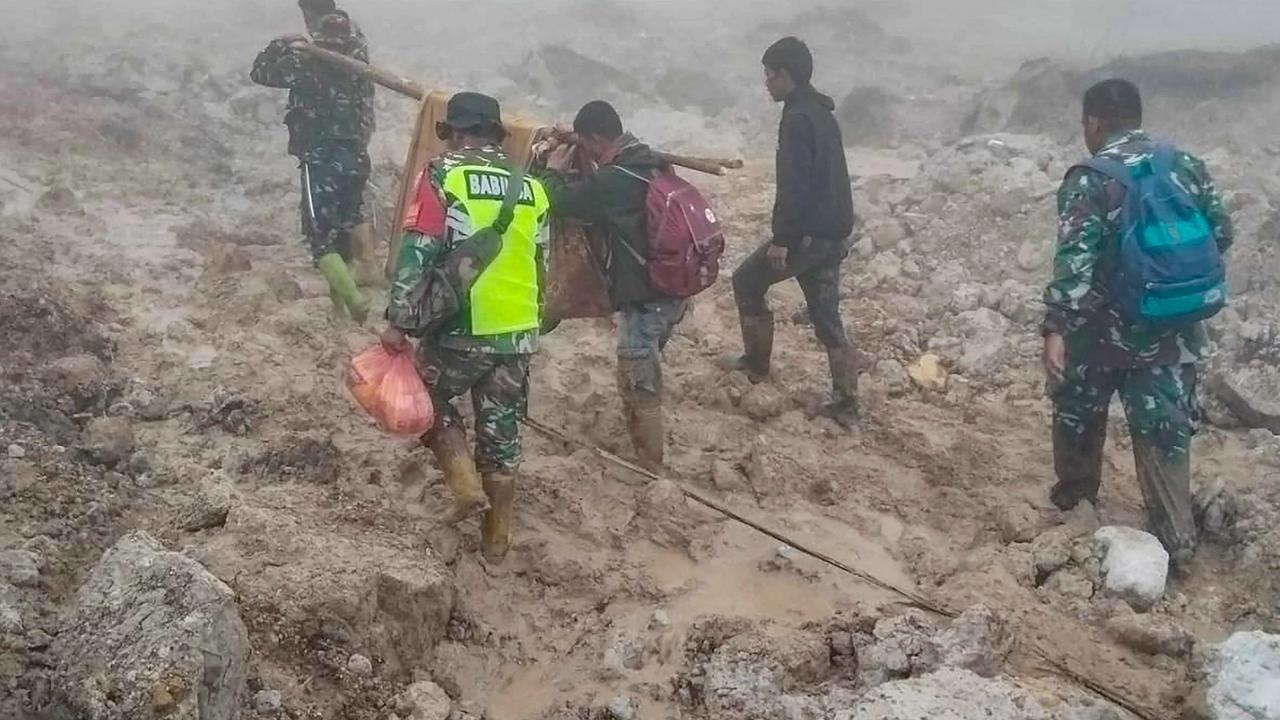 Anggota Koramil 05/Permata TNI AD mengevakuasi sepasang lansia dari wilayah terisolir menuju Puskesmas Buntul di Gucci Desa Burni Pase, Kecamatan Permata, Kabupaten Bener Meriah, Kamis (11/12/2025).