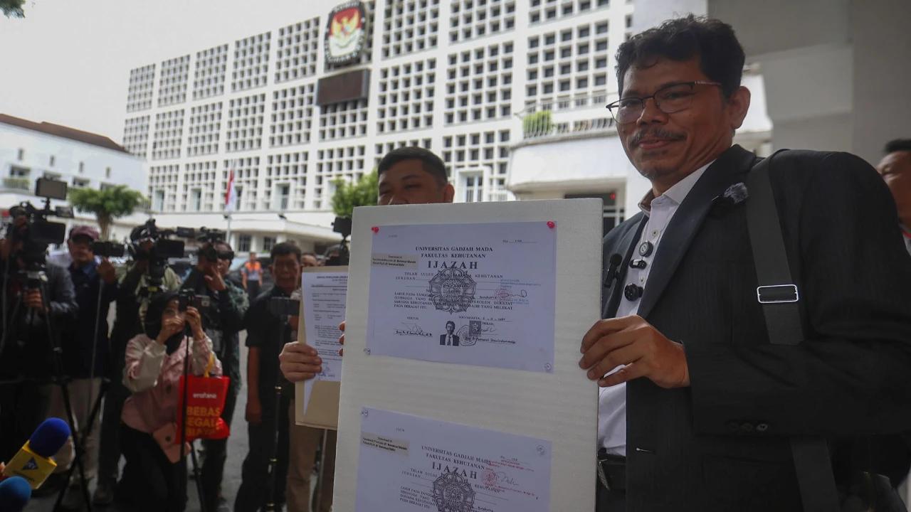 FOTO: Bonatua Silalahi Tunjukkan Salinan Ijazah Joko Widodo Tanpa Sensor di KPU RI