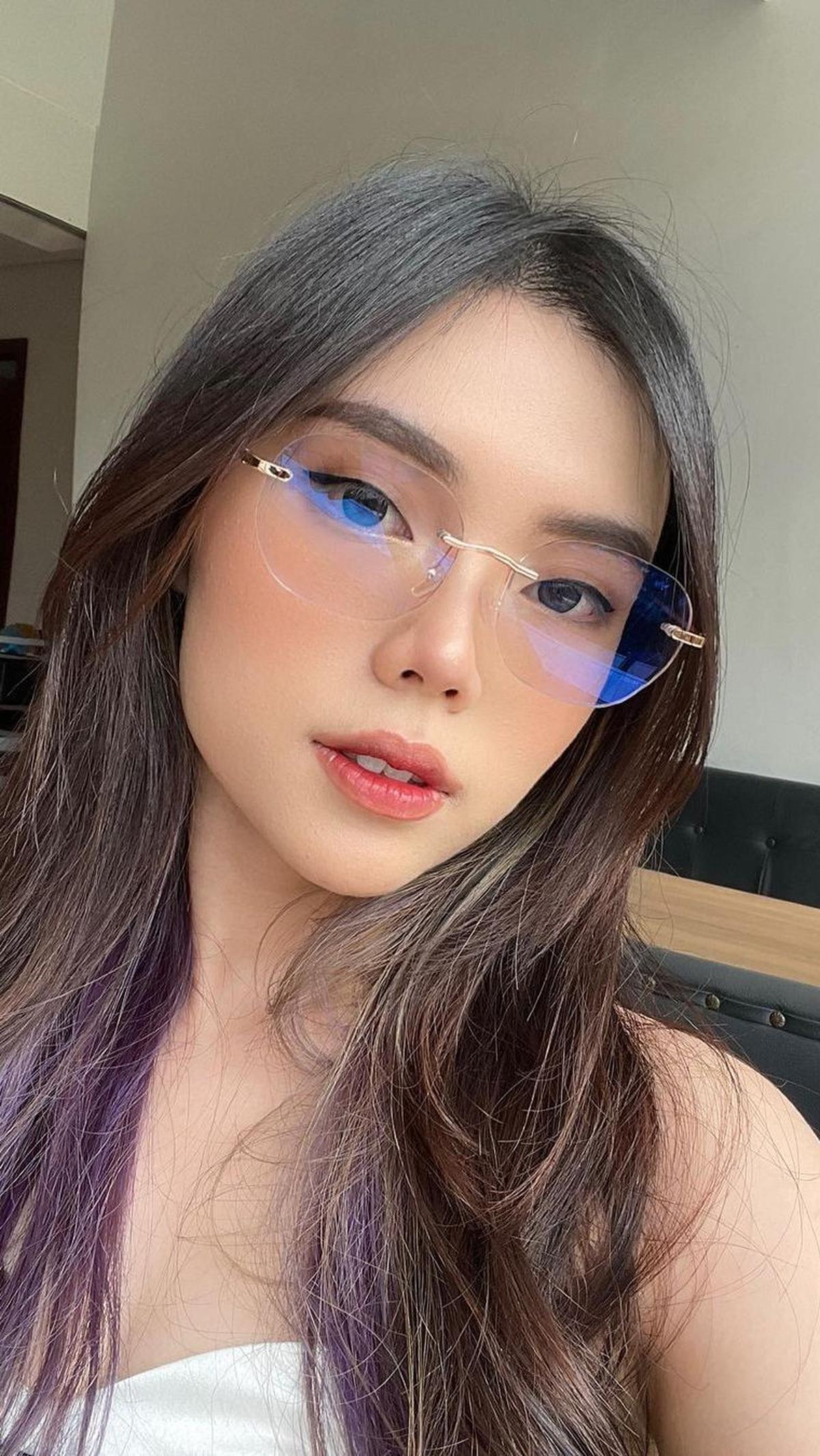 Kacamata Rimless untuk Tampil Profesional