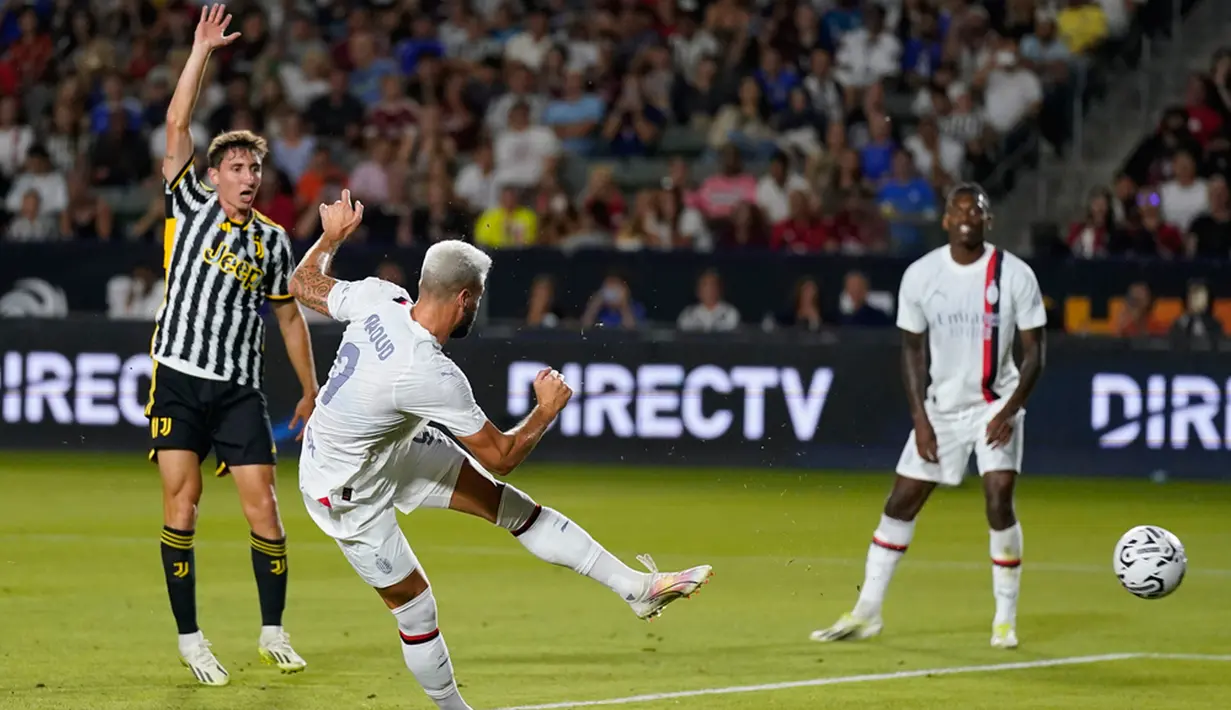 Pada menit ke-39, AC Milan kembali unggul 2-1 atas Juventus lewat tembakan voli Olivier Giroud. AC Milan pun berhasil unggul 2-1 atas Juventus di babak pertama. (AP Photo/Ashley Landis)