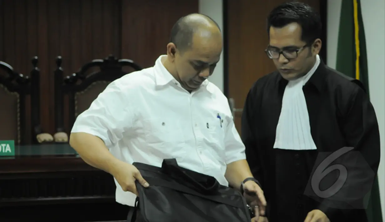 Gulat Manurung menyiapkan perlengkapannya usai menjalani sidang vonis di Pengadilan Tipikor, Jakarta, Senin (23/2/2015).Gulat divonis dengan pidana tiga tahun penjara (Liputan6.com/Herman Zakharia) 