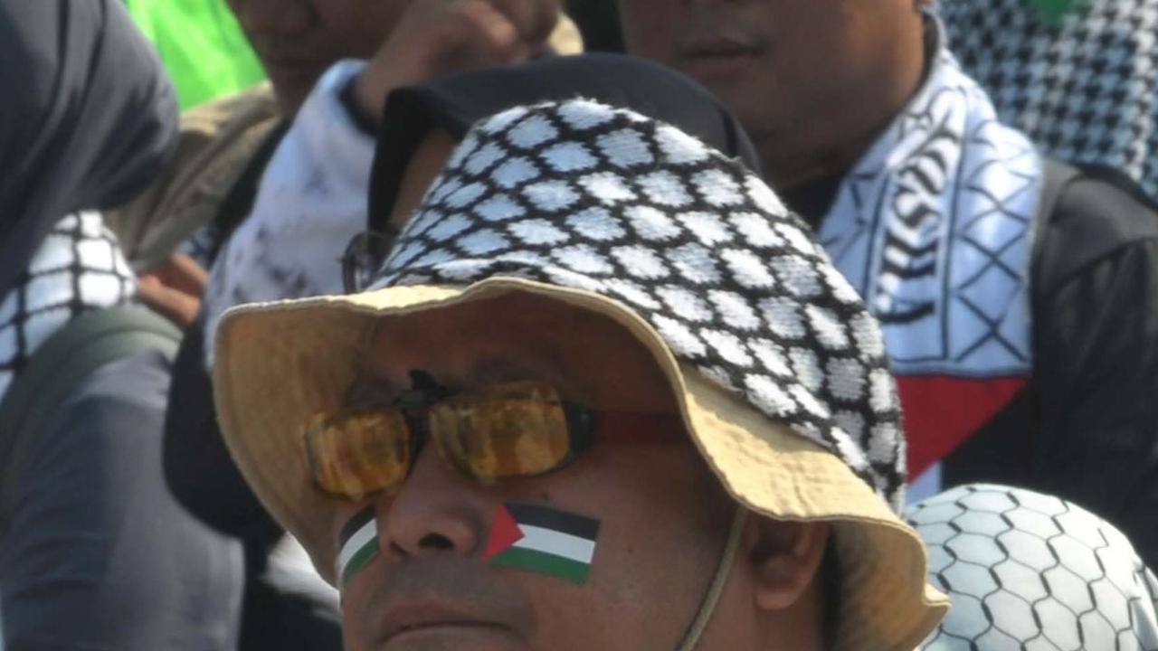 Ribuan pendukung Palestina menggelar aksi unjuk rasa sebagai bentuk solidaritas untuk kematian pemimpin Hamas Ismail Haniyeh di depan Kedutaan Besar Amerika Serikat di Jakarta, Sabtu (3/8/2024).&nbsp;Foto: Merdeka.com/Imam Buhori