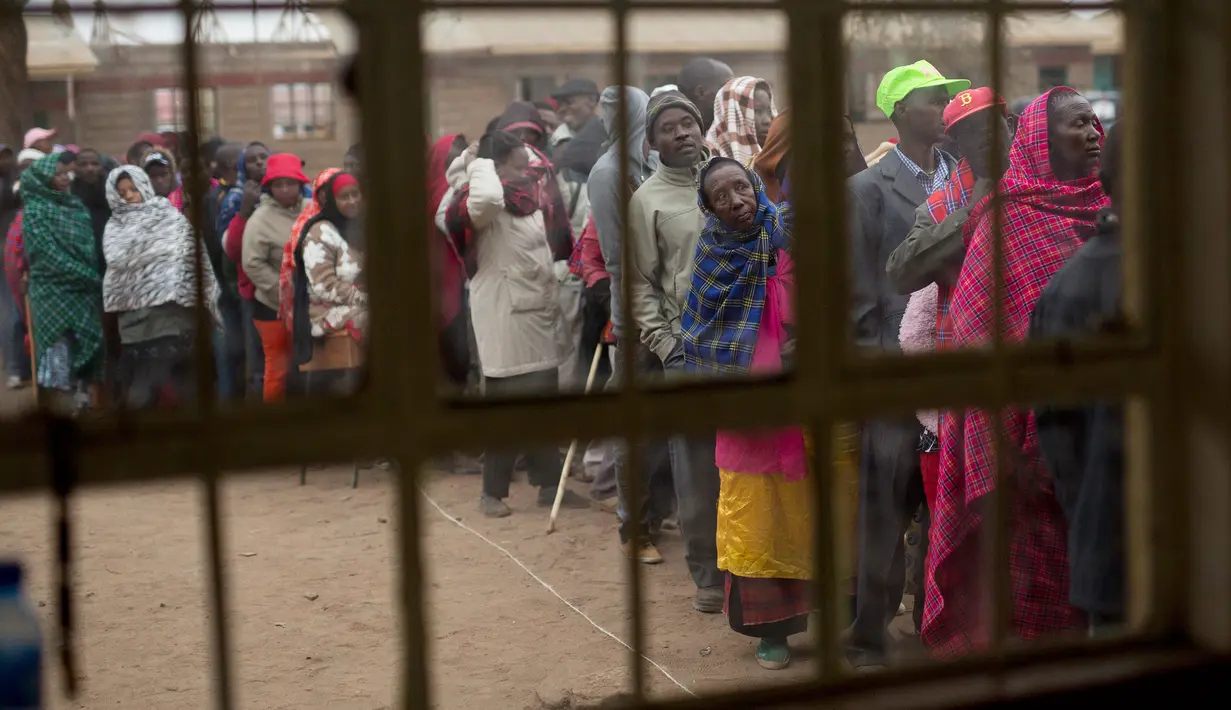 Warga Kenya mengantre untuk menggunakan hak pilih mereka di Bissil, selatan Nairobi, Selasa (8/8). Negara berpenduduk 50 juta jiwa itu antusias berpartisipasi dalam Pemilihan Umum Presiden baru. (AP Photo/Jerome Delay)