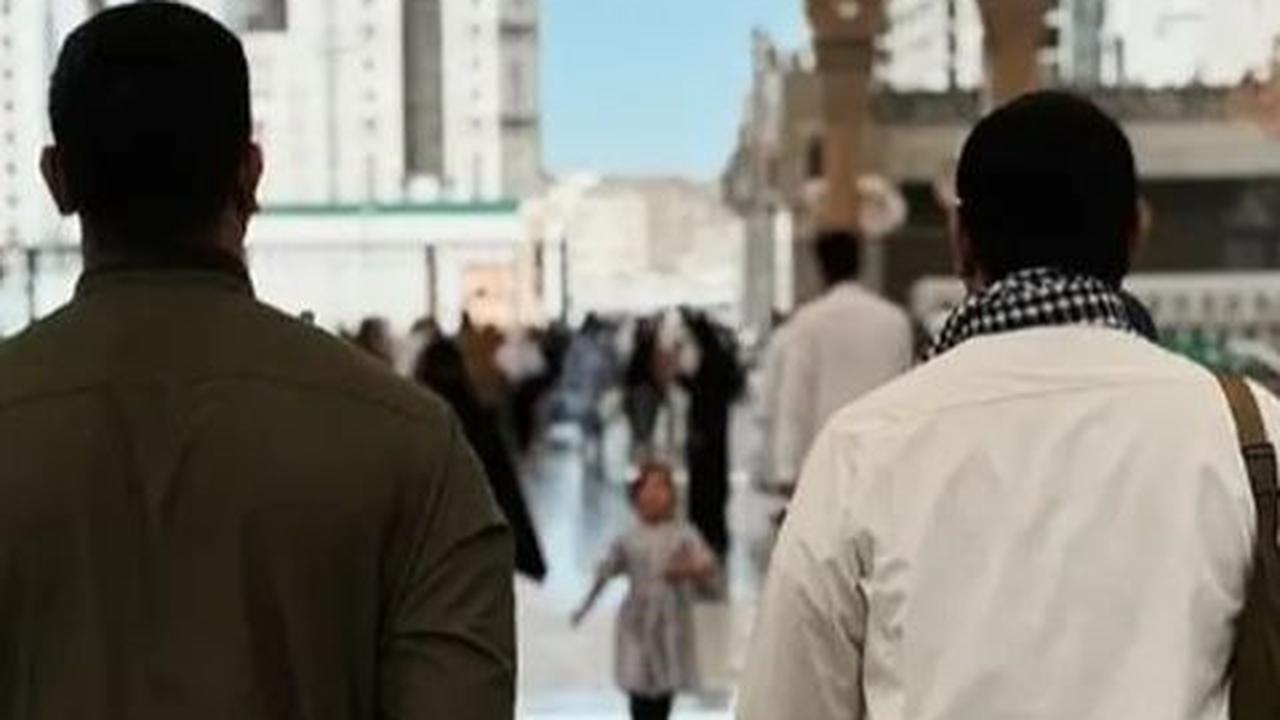 Potret dari belakang saat mereka berjalan bersama menunjukkan kehangatan dan kebersamaan antara ayah dan anak.