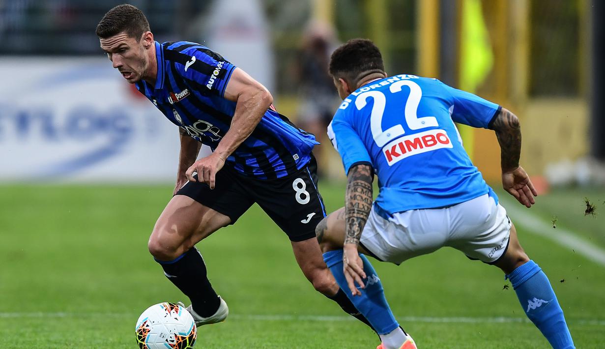Bek Atalanta, Robin Gosens, berebut bola dengan bek Napoli, Giovanni Di Lorenzo, pada laga lanjutan Serie A pekan ke-29 di Gewiss Stadium, Jumat (3/7/2020) dini hari WIB. Atalanta menang 2-0 atas Napoli. (AFP/Miguel Medina)