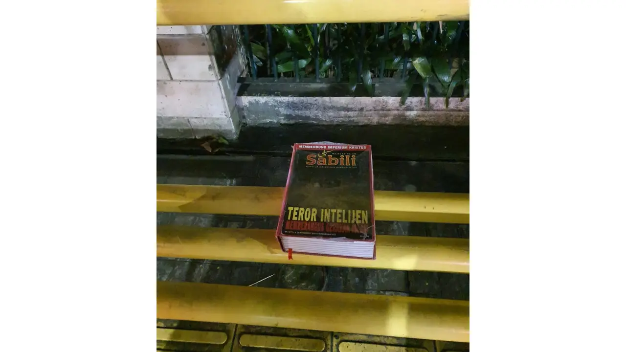 Benda mencurigakan di halte di depan gereja di Melawai, Jumat (2/4/2021). (Istimewa)
