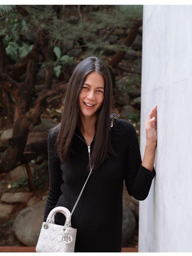 Artis Berparas Bule Namun Keturunan Jawa yang Cantik Mempesona