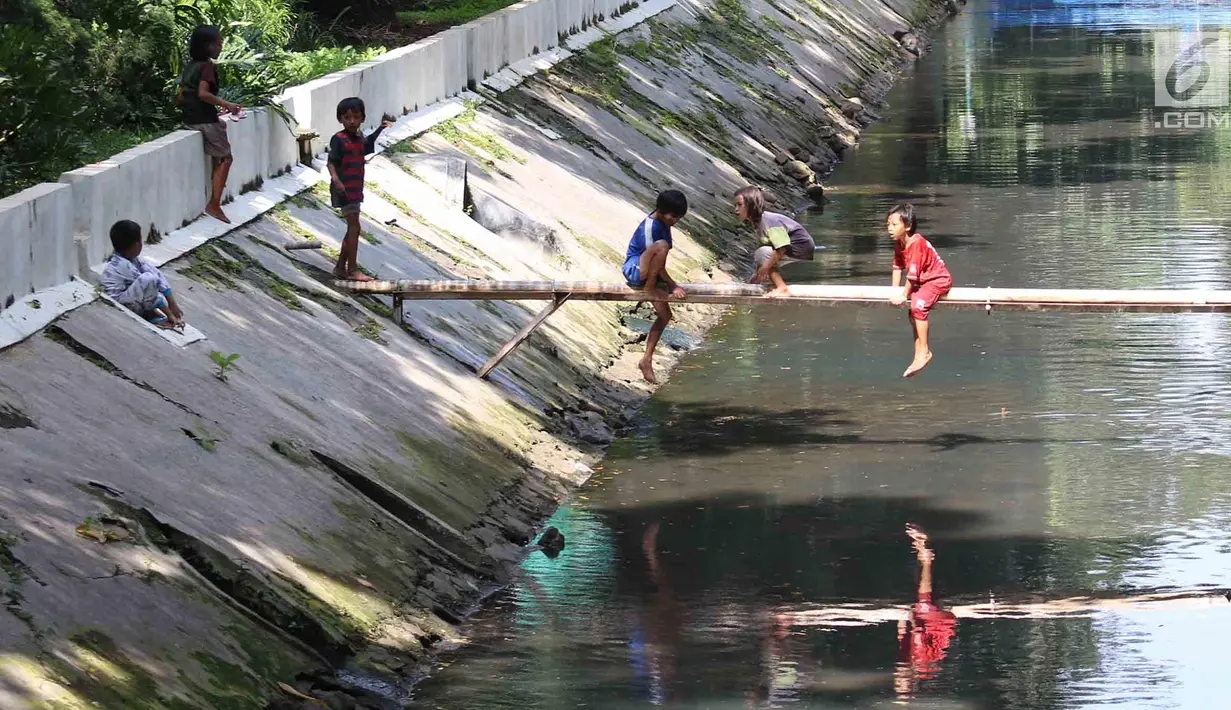 Anak-anak bermain di sungai di Jakarta, Sabtu (7/4). Gubernur DKI Jakarta Anies Baswedan memastikan akan tetap membangun Ruang Terbuka Hijau (RTH). RTH yang dimaksud yakni membangun Taman Maju Bersama dan Taman Pintar. (Liputan6.com/Angga Yuniar)