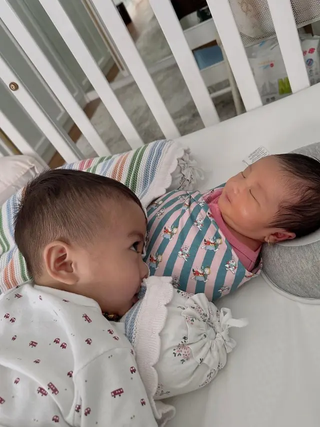 Potret Kedekatan Anak Pertama dan Kedua Kesha Ratuliu