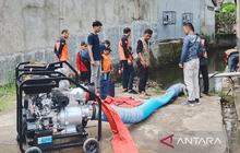 BPBD OKU Sigap Sedot Genangan Banjir di Jalinsum, Waspada Sampah Penyebab Utama