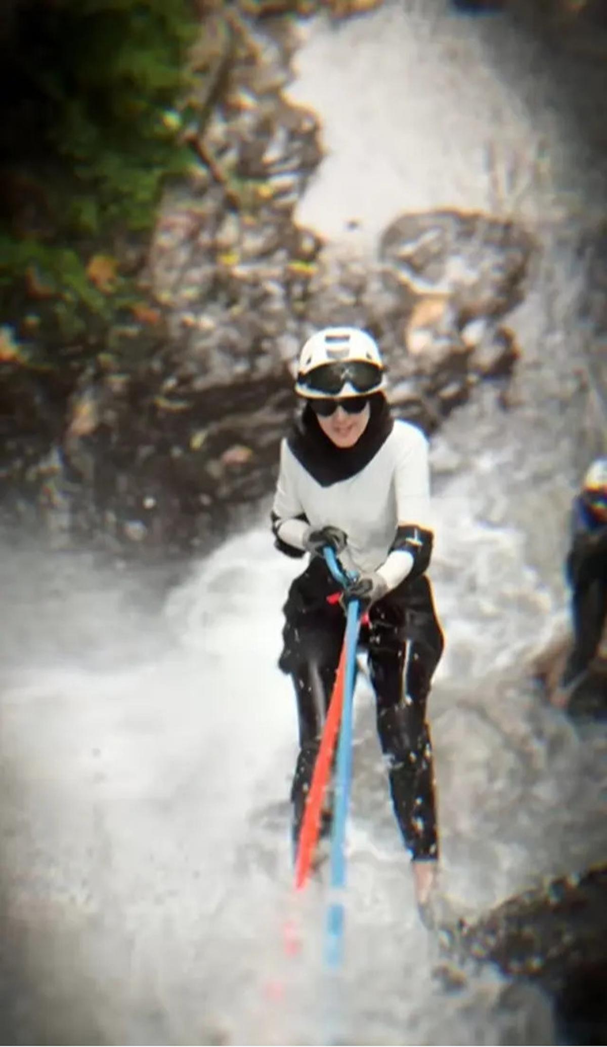 Potret Alya Nabila saat Canyoneering di Air Terjun, Beri Ucapan untuk Gunawan Dwi Cahyo