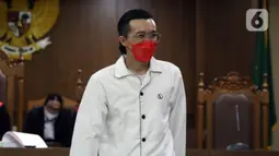 dr Tirta Mandira Hudhi saat menjadi saksi dalam persidangan lanjutan dugaan pengancaman dengan terdakwa I Gede Aryastina alias Jerinx SID di Pengadilan Negeri Jakarta Pusat, Rabu (9/2/2022). dr Tirta menjadi saksi yang meringankan terdakwa. (Liputan6.com/Helmi Fithriansyah)