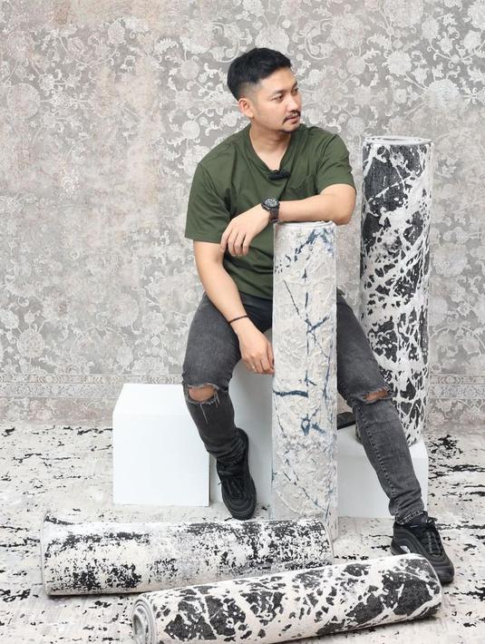 Bahkan, beberapa netizen malah terang-terangan mengaku kalau naksir Angga Wijaya sejak bercerai. (FOTO: instagram.com/anggawijaya88)