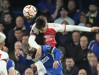 Gelandang Chelsea Kai Havertz dan bek Arsenal Marc Cucurella melompat untuk melakukan sundulan saat pekan ke-9 Premier League 2023/2024 di Stamford Bridge, Sabtu (21/10/2023). (AP Photo/Frank Augstein)