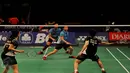 Pertarungan sengit antara ganda campuran Indonesia Tontowi Ahmad dan Liliyana Natsir melawan ganda campuran Hongkong saat turnamen Indonesia Open Superseries Premier 2015, Jakarta, Selasa (2/6/2015). (Liputan6.com/Andrian M Tunay)