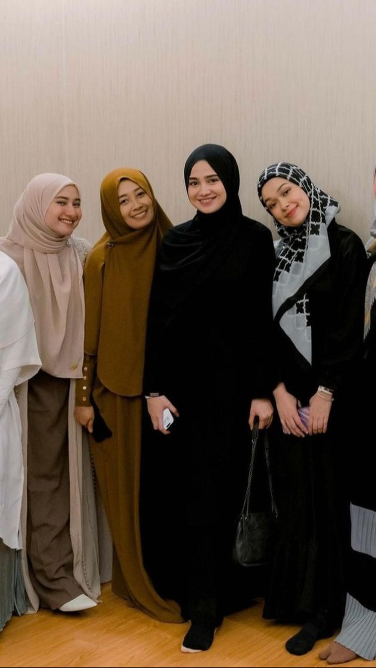 Hadir Bersama Teman-teman