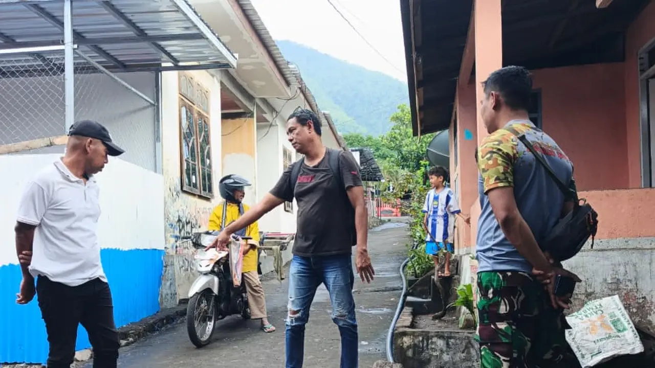 PLT Lurah Ekasapta didampingi Babinsa meninjau langsung genangan limbah dari dapur MBG di Kelurahan Ekasapta, Kabupaten Flores Timur, NTT