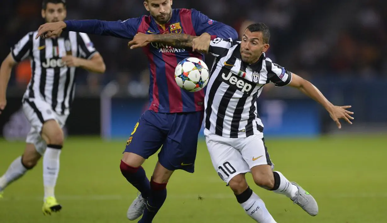 Carlos Tevez (kanan) bertarung dengan Gerard Pique di laga final Liga Champions 2014-2015 di Olympiastadion, Berlin, Minggu (7/6/2015). Barcelona keluar sebagai pemenang dengan skor 3-1. (AFP Photo/Oliver Lang)