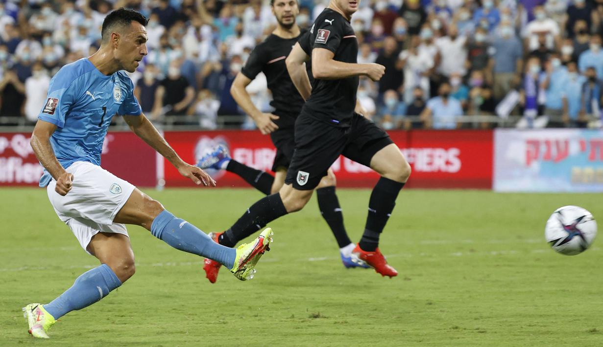 Penyerang Israel, Eran Zahavi juga mampu mencatatkan namanya di klasemen sementara pencetak gol terbanyak kualifikasi Piala Dunia zona Eropa 2022. Hingga pertandingan keenam, Zahavi mampu mengantongi enam gol dan satu asssist. (Foto: AFP/Jack Guez)