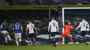 Striker Everton, Bernard (kiri) mencetak gol kelima timnya ke gawang Tottenham Hotspur di babak extra time dalam laga babak kelima Piala FA 2020/21 di Goodison Park, Rabu (10/2/2021). Everton menang 5-4 (4-4) atas Tottenham. (AFP/Clive Brunskill/Pool)