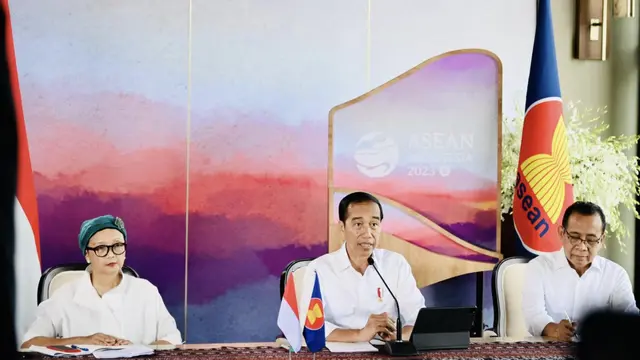 Presiden Jokowi dalam konferensi pers di Hotel Meruorah, Kabupaten Manggarai Barat, Provinsi Nusa Tenggara Timur, jelang KTT ke-42 ASEAN, Senin (8/5/2023). (Foto: Kemlu RI)