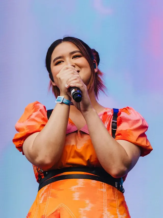 6 Potret Kompak Titi DJ dan Stephanie Poetri dengan Gaun Sunset, Tuai Momen Haru di HITC Jakarta