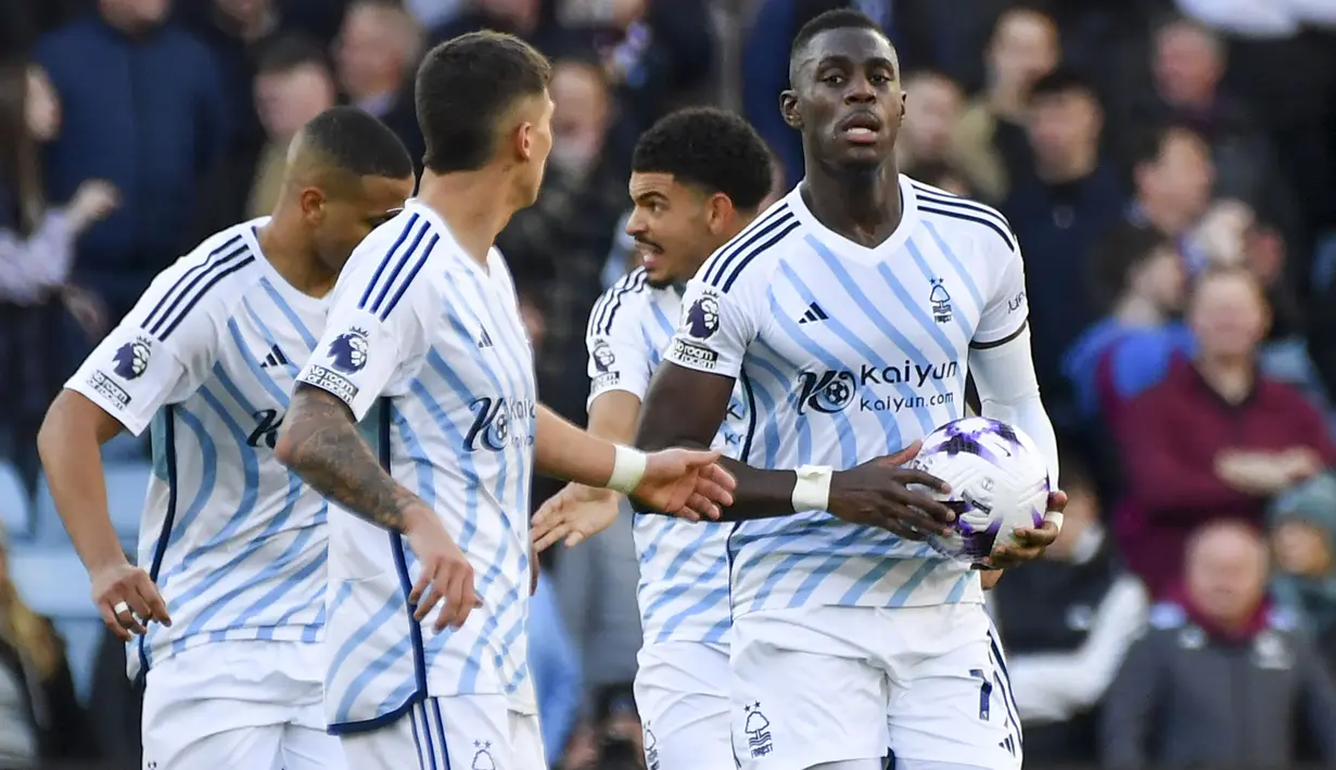 Bek tengah Senegal yang membela Nottingham Forest, Moussa Niakhate sukses mencetak gol perdananya di Premier League musim 2023/2024 saat timnya menyerah 2-4 dari tuan rumah Aston Villa (24/2/2024). Pemain yang didatangkan Nottingham Forest dari FSV Mainz sejak awal musim 2022/2023 ini total telah bermain dalam 19 laga di semua kompetisi musim ini dengan torehan satu gol. (AP Photo/Rui Viera)