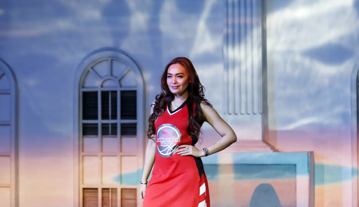 Seorang model mengenakan jersey tim peserta IBL saat launching di Empirica SCBD, Kawasan Terpadu Sudirman, Jakarta, Kamis (19/11/2015). (Bola.com/Nicklas Hanoatubun)