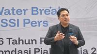 Ketua umum PSSI, Erick Thohir berbicara dalam Water Break PSSI Pers di GBK Arena Jakarta, Kamis (16/4/2026). (Bola.com/Hery Kurniawan)