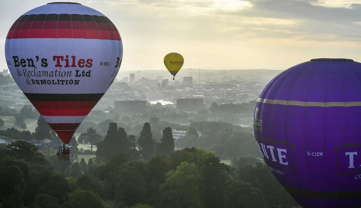 Sejumlah balon udara lepas landas massal selama festival tahunan balon udara panas Bristol di Bristol, Inggris (8/8/2019). Ratusan balon terbang menghiasi langit Inggris dalam festival tahunan balon udara panas Bristol selama akhir pekan mendatang saat cuaca cerah. (Ben Birchall/PA via AP)