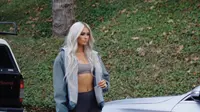 Kim Kardashian Terlihat Singset di Iklan Sepatu Kanye West