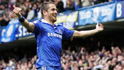 Selebrasi gelandang Chelsea, Joe Cole setelah mencetak gol ke gawang Aston Villa pada laga Liga Inggris 2008/2009 di Stamford Bridge, London (5/10/2008). Joe Cole yang didatangkan Chelsea dari West Ham pada awal musim 2003/2004 dengan nilai transfer hampir 10 juta euro, akhirnya dilepas gratis ke Liverpool pada awal musim 2010/2011. Selama 7 musim membela The Blues ia total bermain dalam 281 laga di semua ajang dengan torehan 40 gol dan 43 assist. (AFP/Carl De Souza)