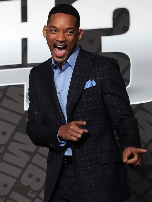 “Aku sudah menyanyikan lagu ulang tahun sebanyak 20 kali untukmu, aku sudah memberi kamu 19 hadiah ulang tahun (satu tahun yang lain aku sedang marah). Aku melihatmu meniup 693 lilin (737 setelah malam ini)…” tulis Will Smith. (Bintang/EPA)