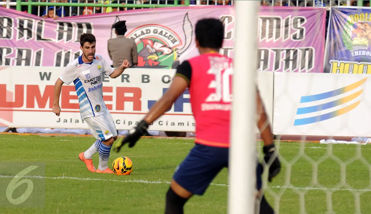 Gelandang anyar Persib Bandung, Robertino Pugliara (kiri) saat melakoni laga melawan PSGC di Stadion Galuh Ciamis, Minggu (10/7/2016). Pemain asal Argentina ini mengaku sudah merasakan kenyamanan tinggal di Bandung. (Liputan6.com/Helmi Fithriansyah)