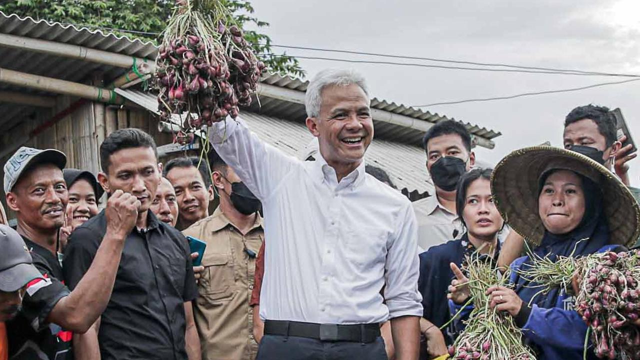 FOTO: Momen Ganjar Dengar Curhatan Petani Bawang Merah di Brebes