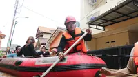 PMI Kota Jakarta Timur mengerahkan sebanyak 69 petugas untuk membantu warga yang terdampak banjir Jakarta. (Tim News).