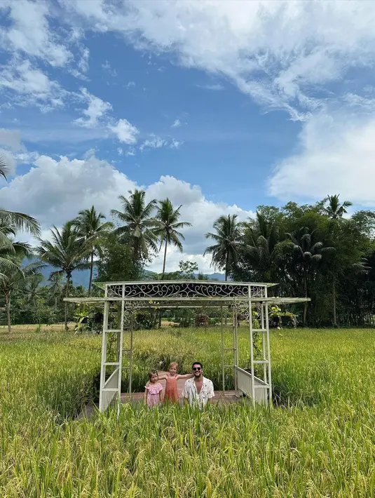 Tidak hanya ke tempat yang ramai dan mewah, tampak  dua anak Marissa bahagia ketika main ke sawah. [Instagram/marissaln]