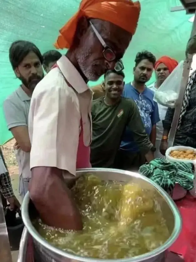 6 Tingkah Penjual India Saat Aduk Makanan Ini Bikin Jijik, Nyeleneh Banget
